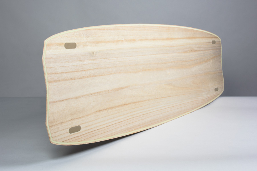 The shape features a squared outline for more surface area on the tips for the biggest pop possible. An edge control track runs along almost the full length of the board and give the edge more bite for take offs. With a mid to flat rocker and no concave in the center, the Legend generates a lot of speed for massive take offs. The tips have a big V shape for better load ‘n’ pop and improved upwind tracking. - Invisible Inserts