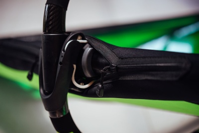 LOFTSAILS Żagiel windsurfingowy Switchblade 2022 - Neoprenowe wycięcie na bom z zamkiem